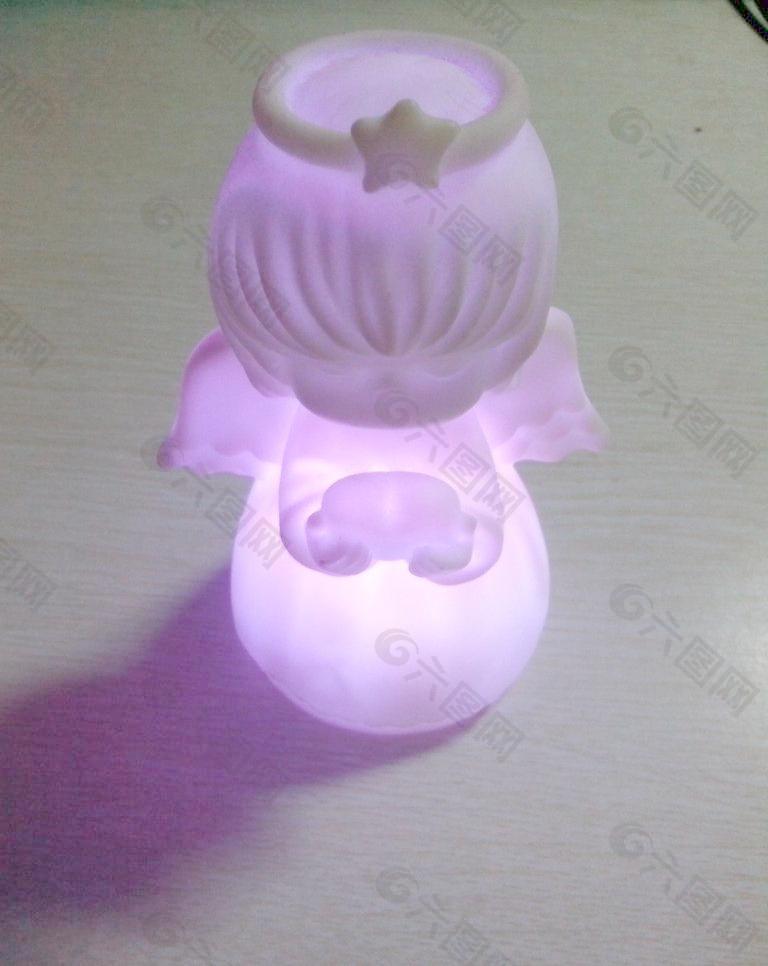 微紫的发光的玩具灯图片