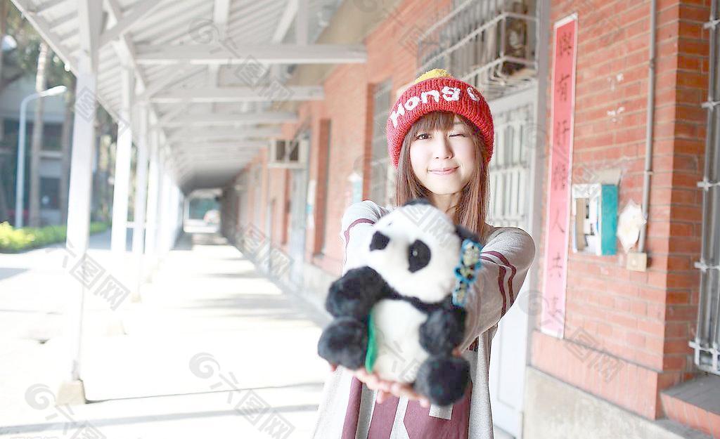 台湾美少女模特洪诗与玩具熊猫图片