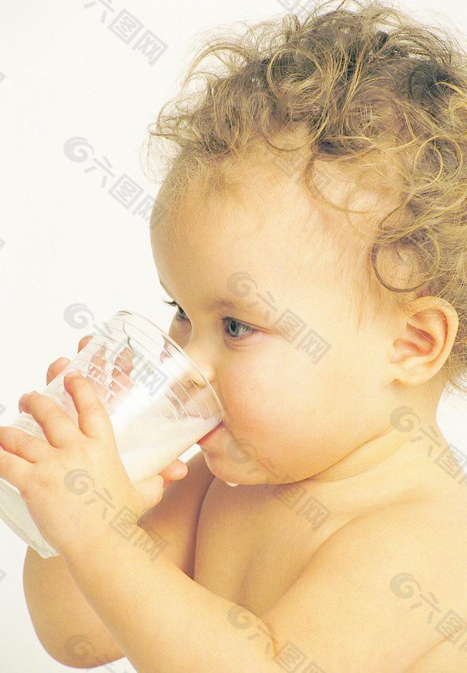 宝宝喝牛奶图片