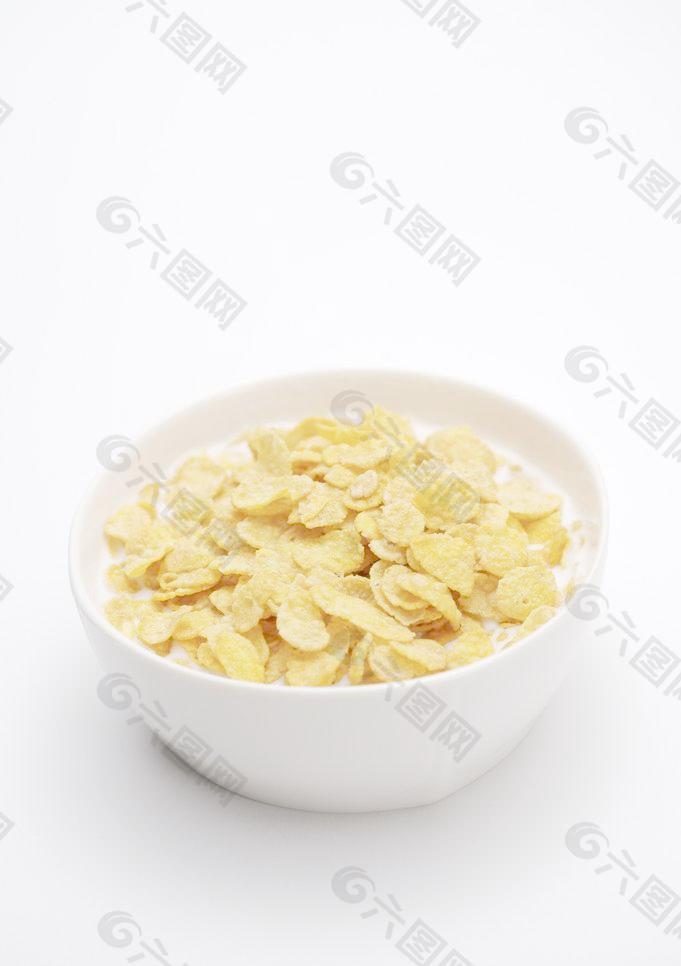 玉米片牛奶早餐图片