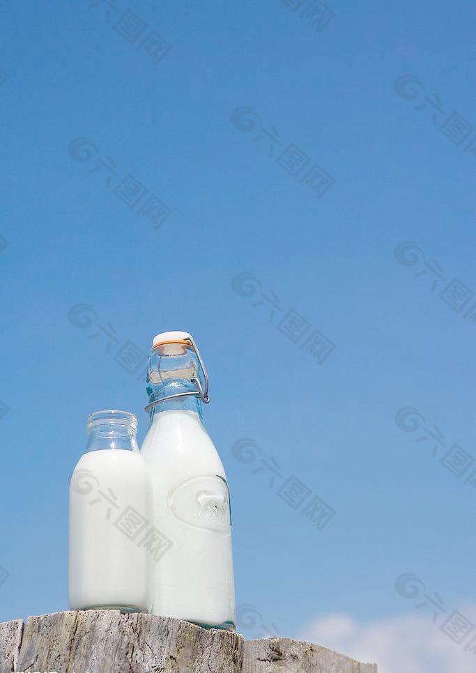 牛奶瓶子与天空图片