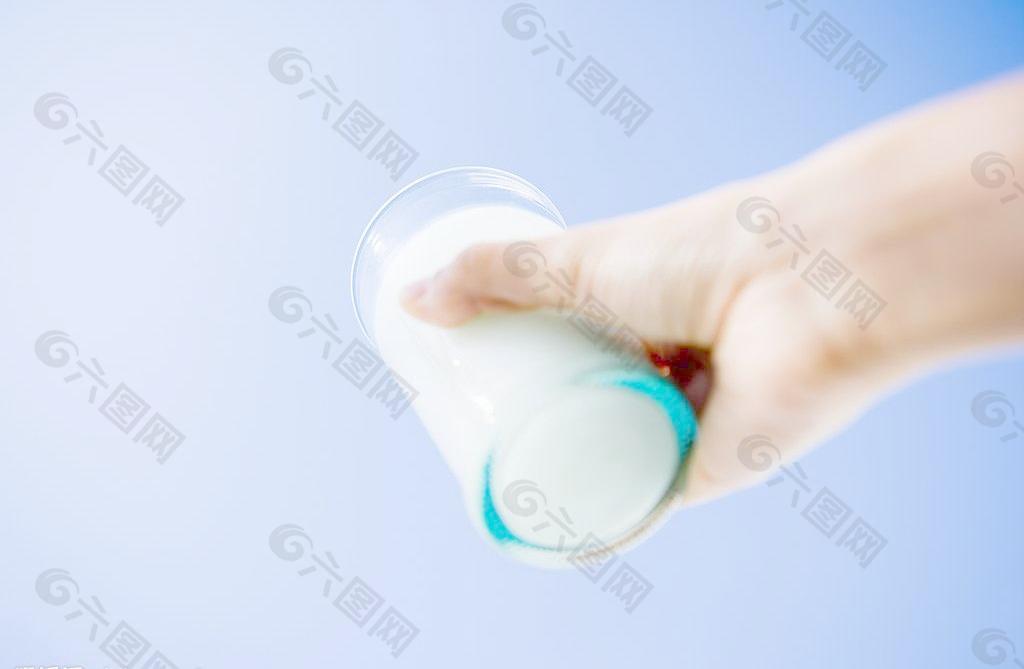手握一杯牛奶图片