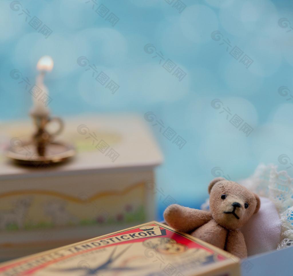 小熊睡在火柴盒图片