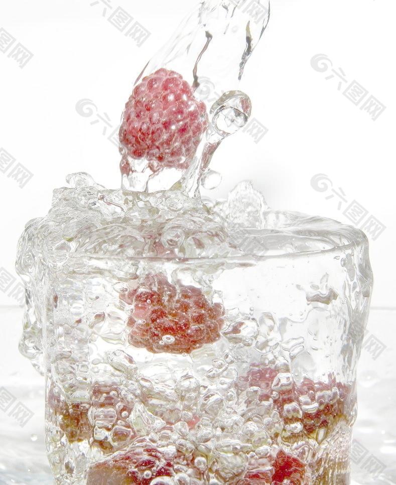 动感冰块饮料水柱草莓图片