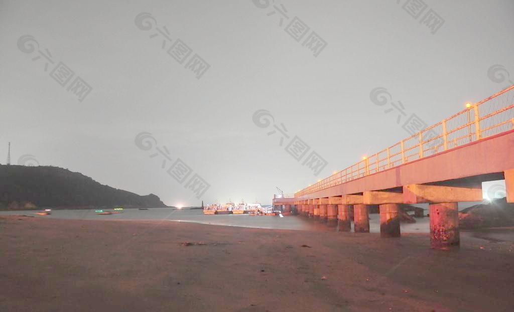 广东阳西沙扒湾夜景游艇码头图片