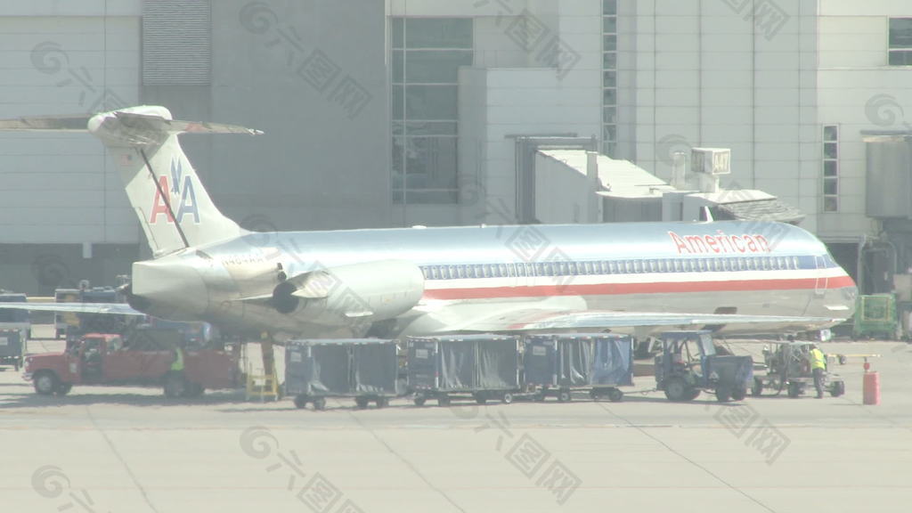美国航空公司的飞机在机场股份的录像