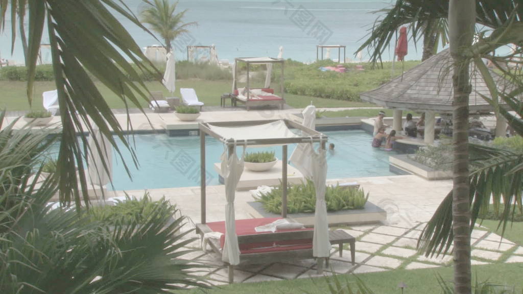 在度假酒店2股份的录像在游泳池和小屋的人