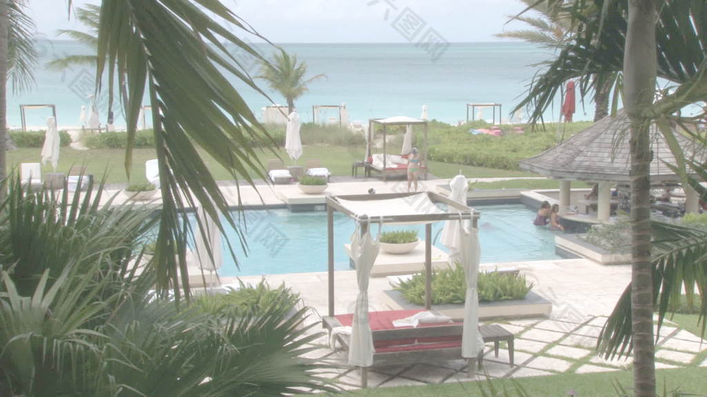 人们在游泳池和小屋在度假酒店股票视频
