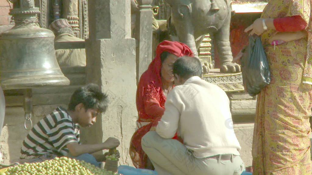 人在村庄在尼泊尔的股票市场交易的录像