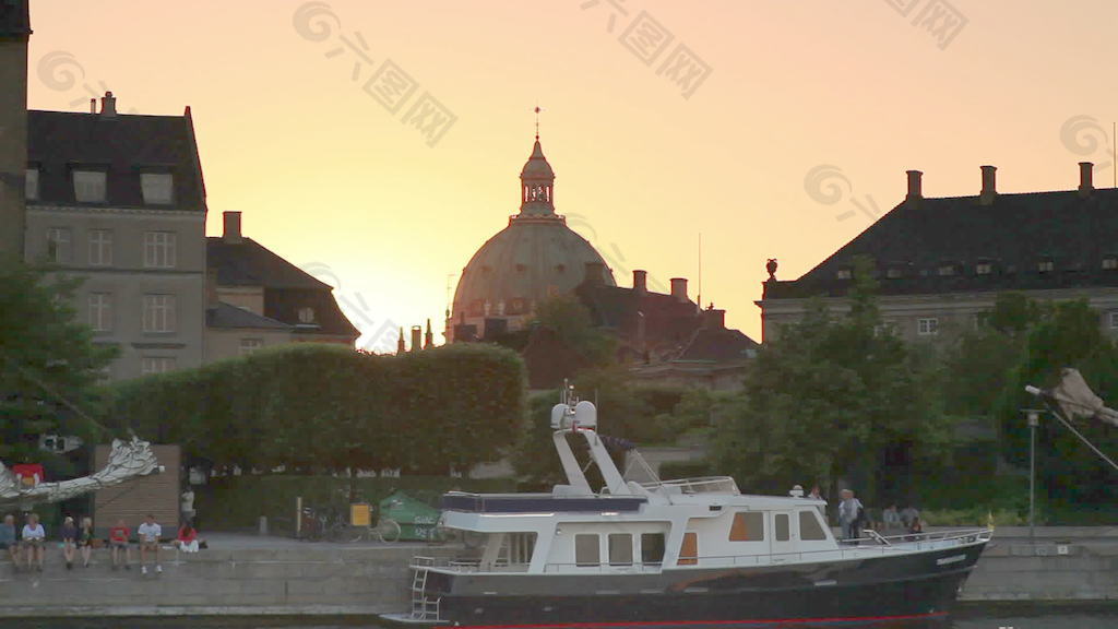 教堂的外观和船港口库存录像夕阳的剪影
