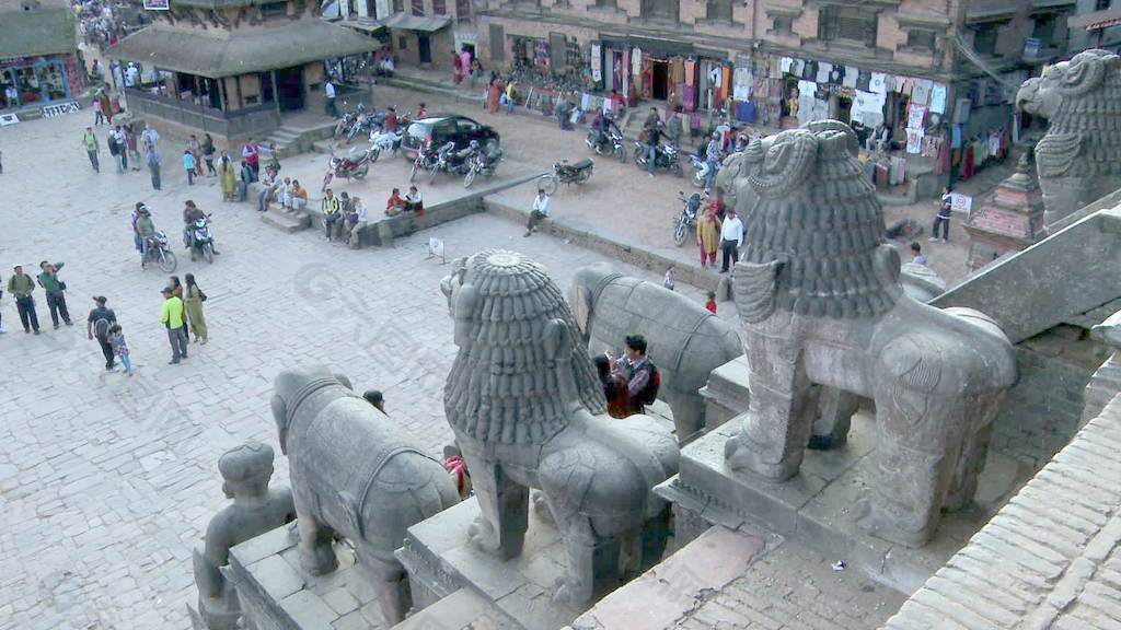 在巴德冈广场的街道交通和雕像，尼泊尔股票视频