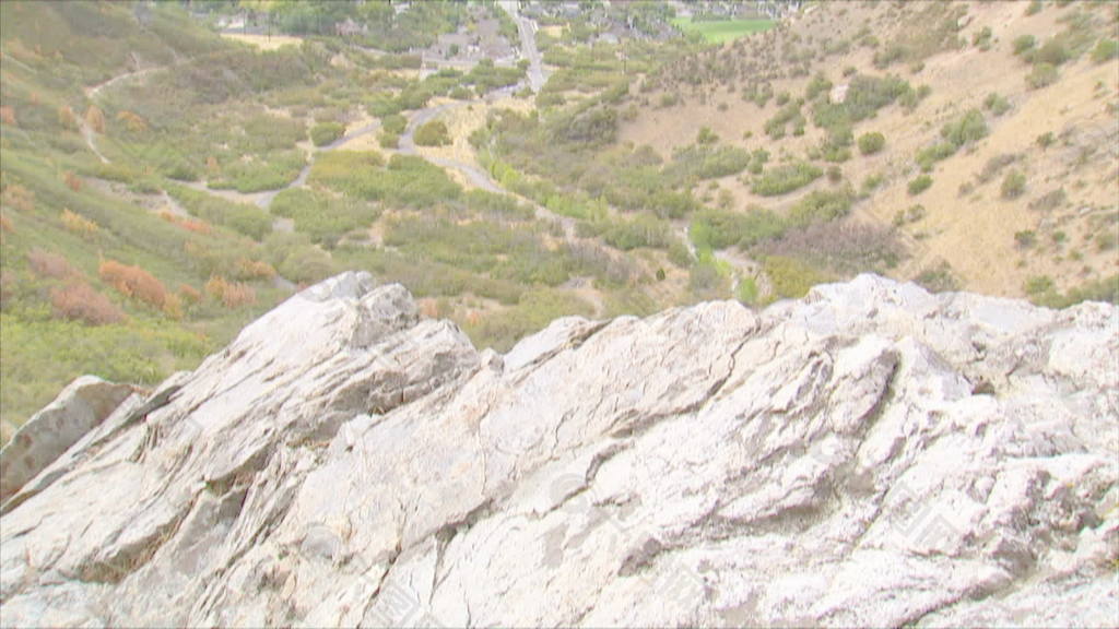 登山者到达岩石露头上股票的录像