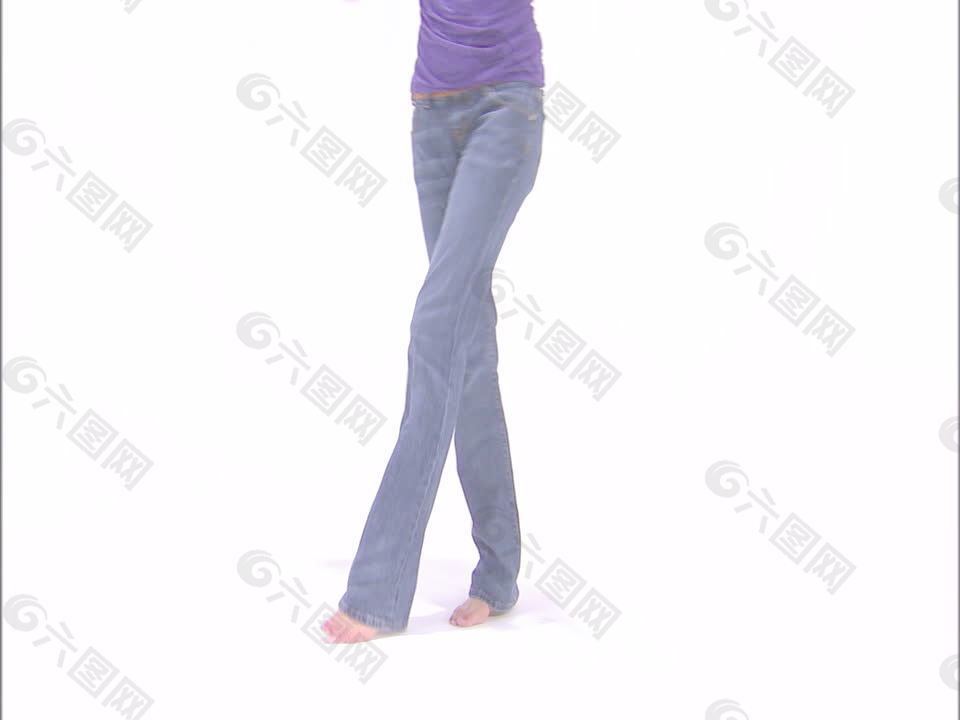 倾斜的女孩在紫色的衬衫和牛仔裤的股票视频跳舞