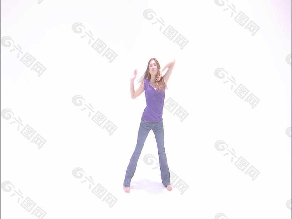 女孩在紫色的衬衫和牛仔裤30股票视频跳舞