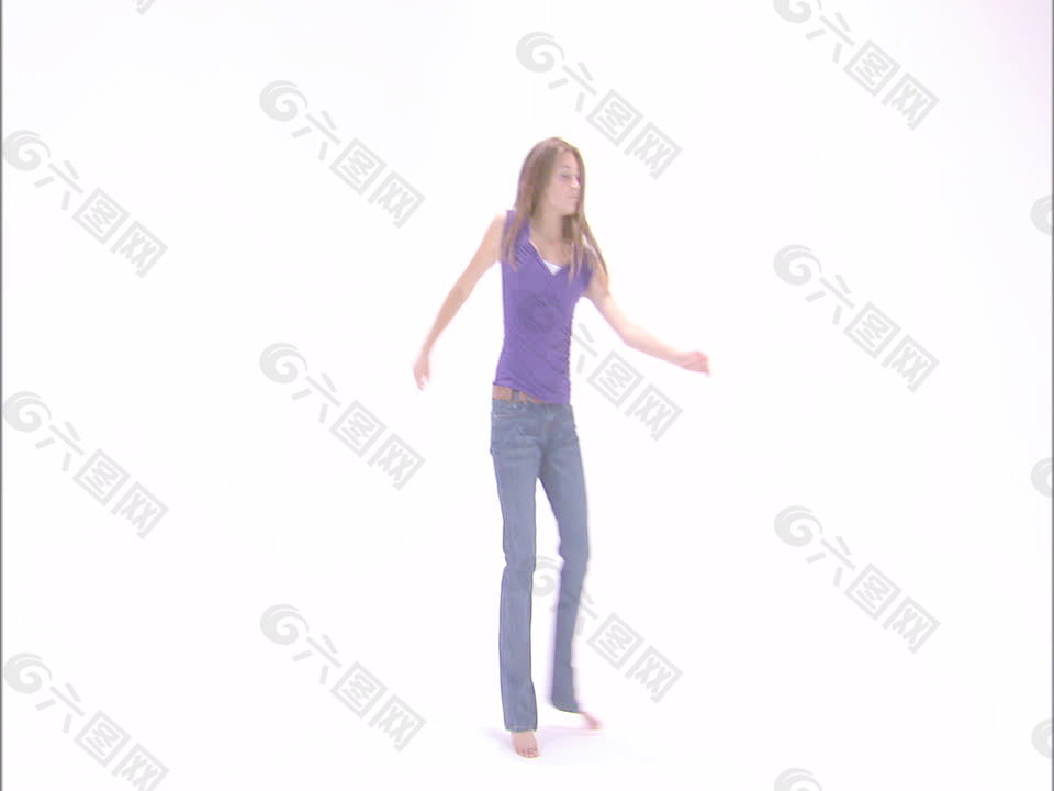 女孩在紫色的衬衫和牛仔裤23股票视频跳舞