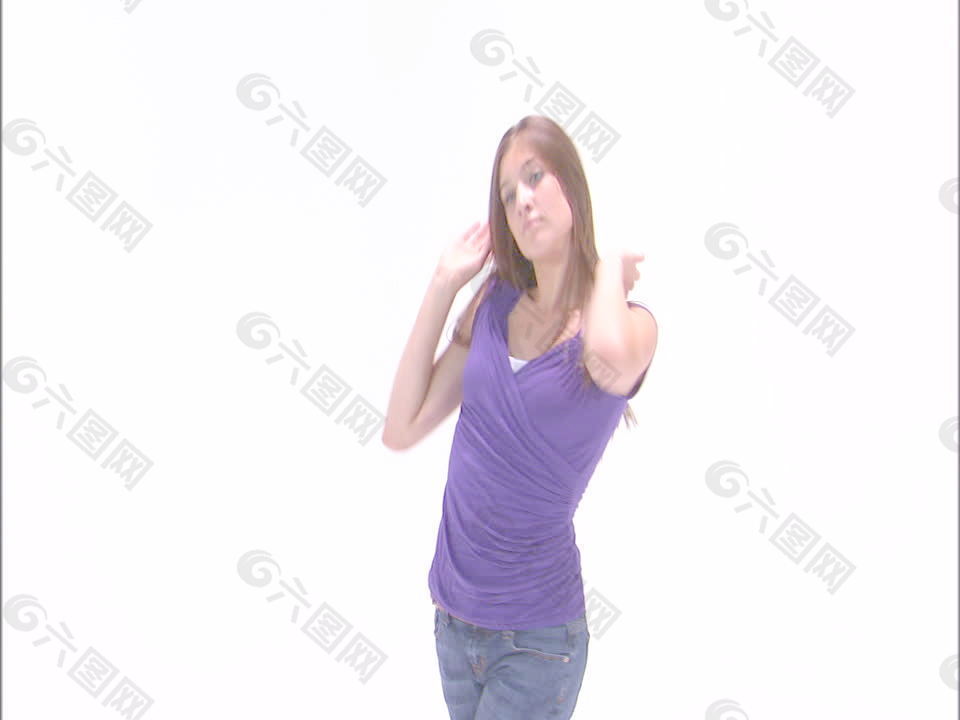 女孩在紫色的衬衫和牛仔裤34股票视频跳舞
