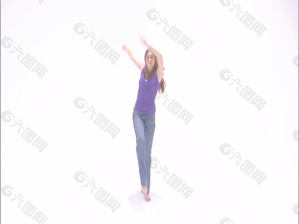 女孩在紫色的衬衫和牛仔裤32股票视频跳舞