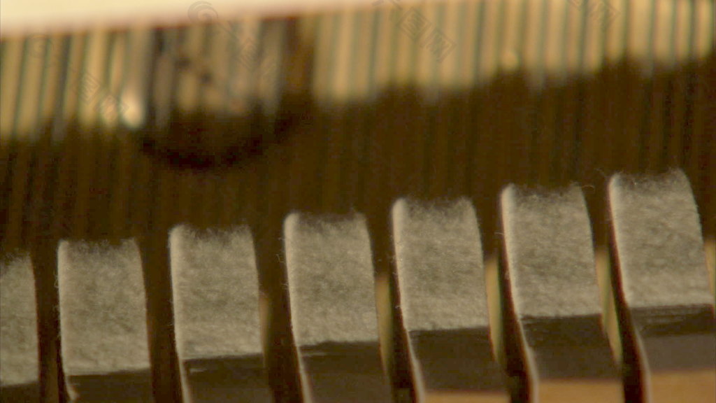 钢琴锤子拨动琴弦的钢琴3股权的录像