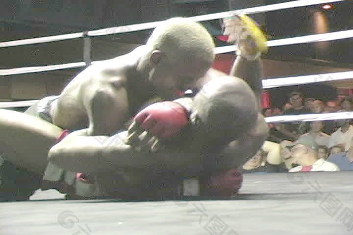 极端武装分子在持有13股份的录像挣扎