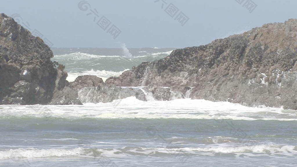 巨浪越过俄勒冈海岸岩石3股票的录像