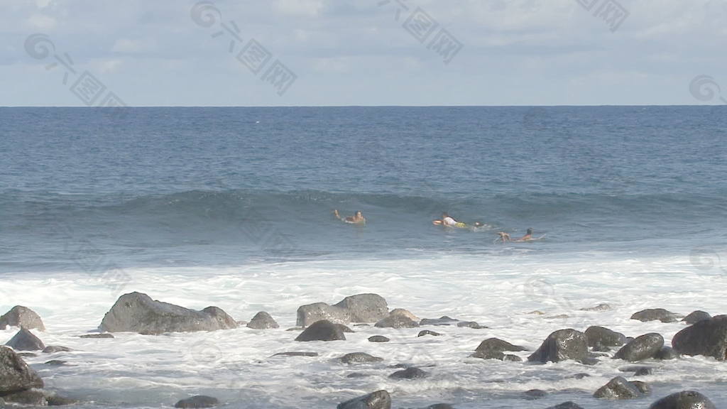 夏威夷冲浪浪溅在岩石股票视频