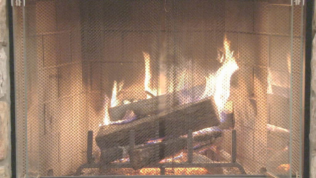 燃烧的木柴在壁炉里出现股票视频 视频免费下载