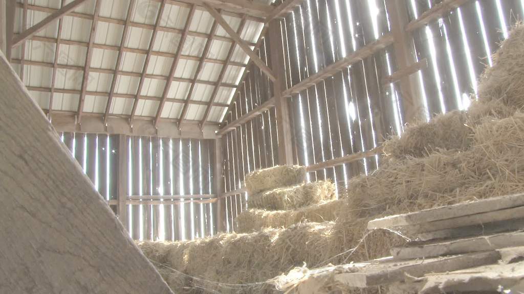堆叠的一捆捆干草在一个谷仓2股票的录像 视频免费下载