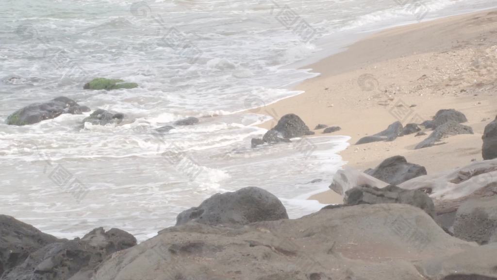 波浪卷在夏威夷海滩上的股票视频 视频免费下载