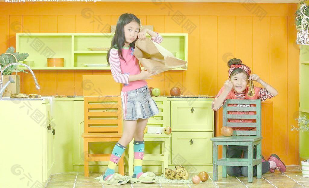 小女孩在厨房里图片