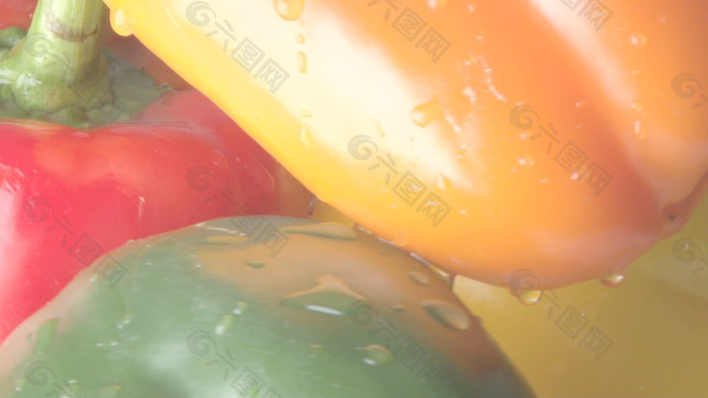 旋转的红色，橙色，黄色和绿色甜椒股票视频 视频免费下载
