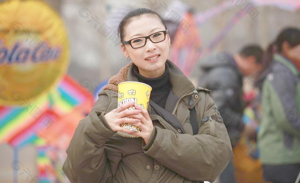 手捧爆米花的美女图片