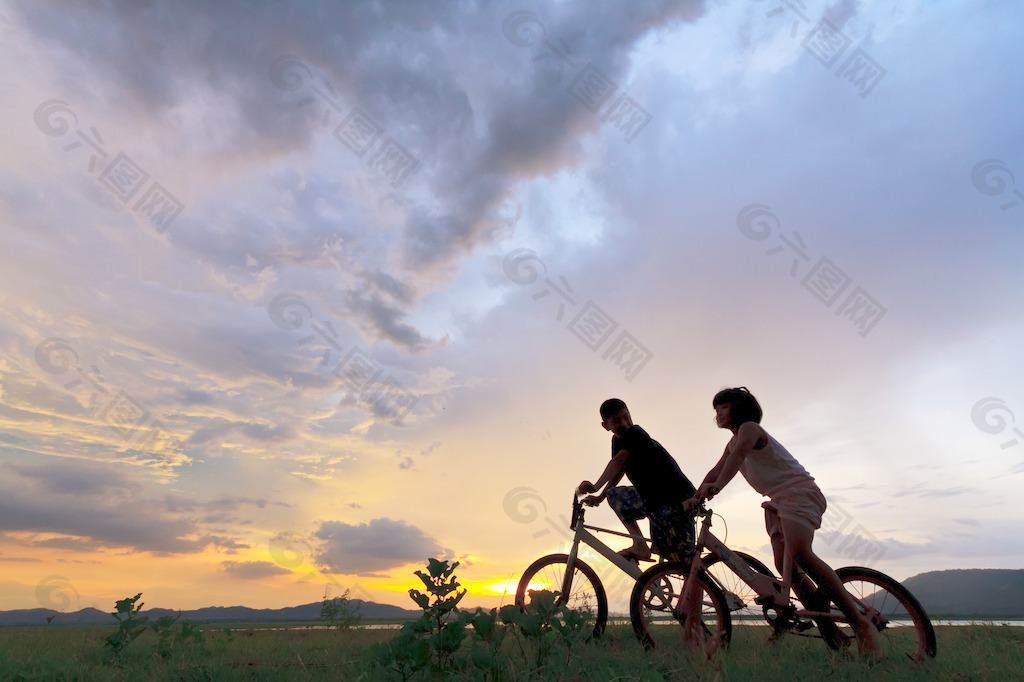 在自行车上美丽的夫妇