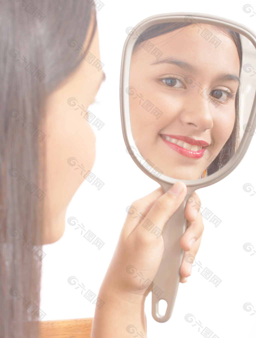 美丽的女孩在镜子里