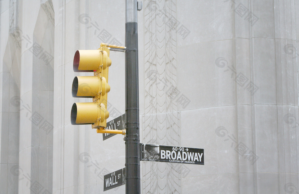黄色交通灯的百老汇大街的标志