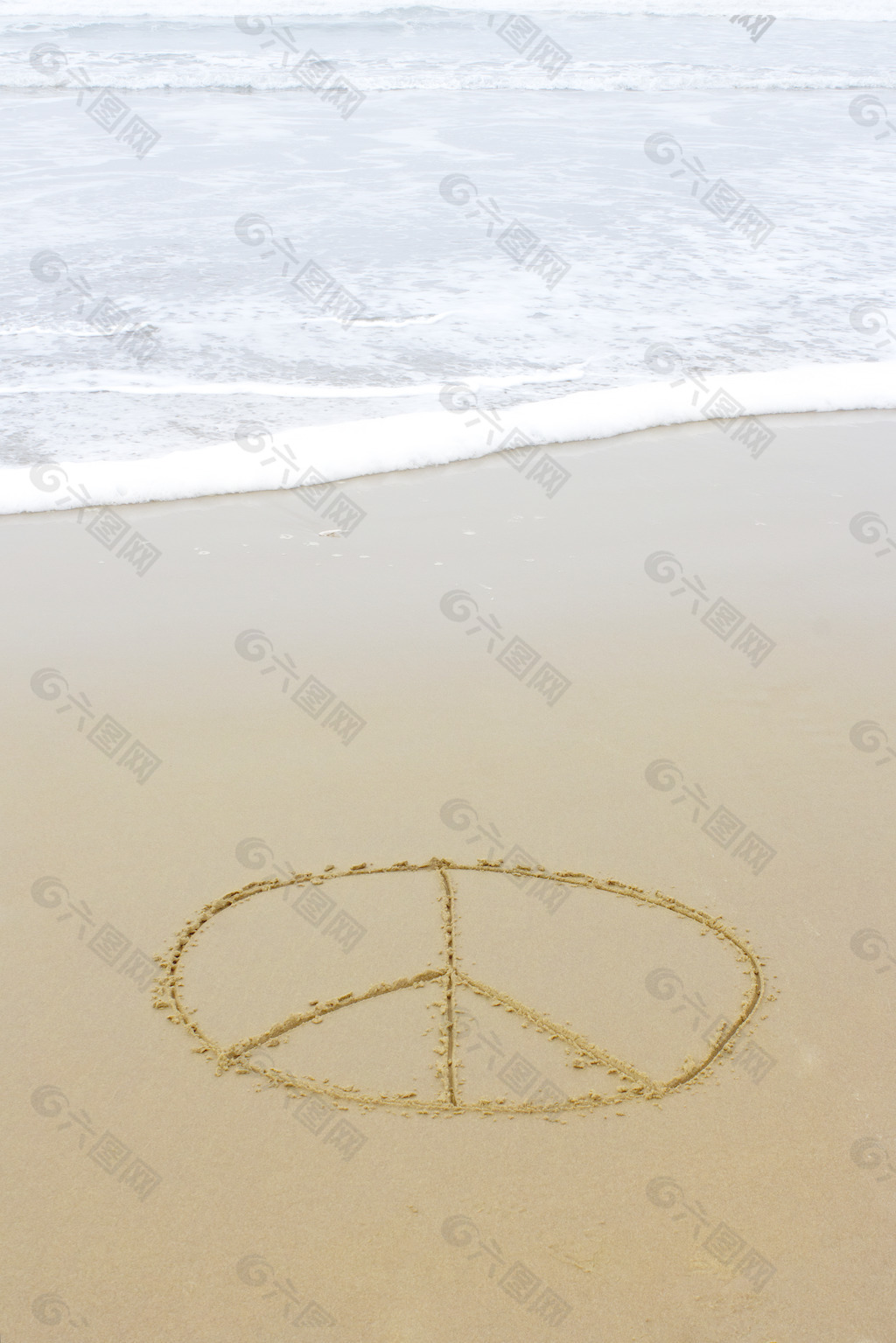 和平标志画在海滩