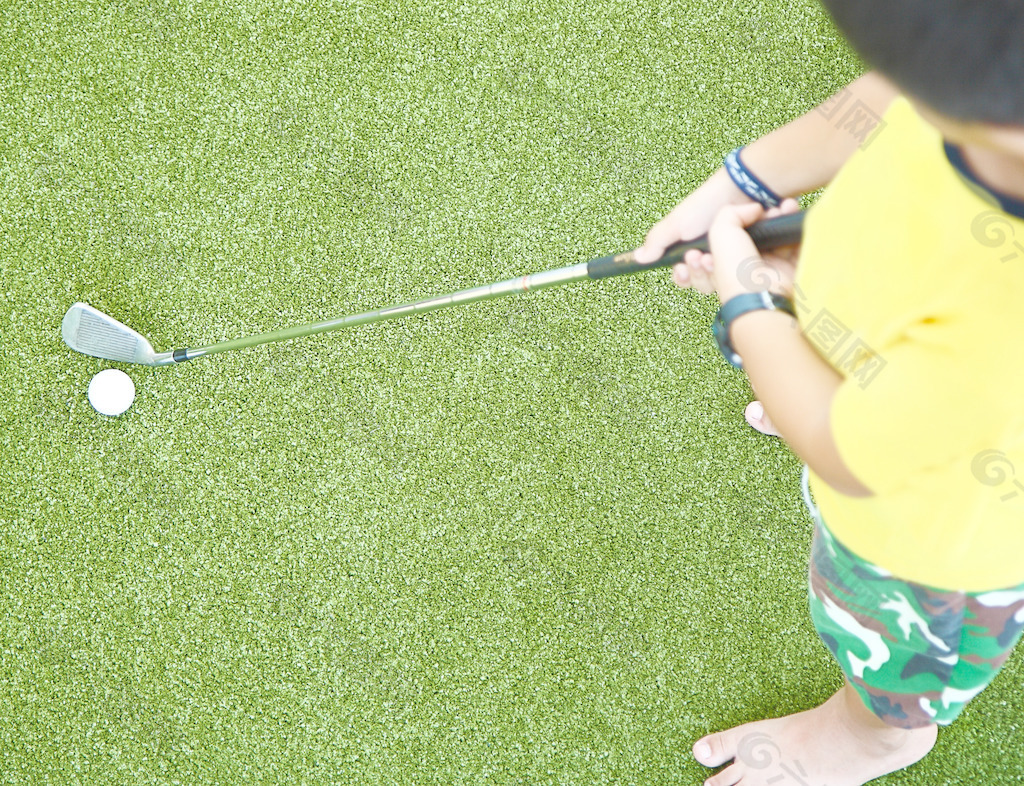 学习打高尔夫球的小孩