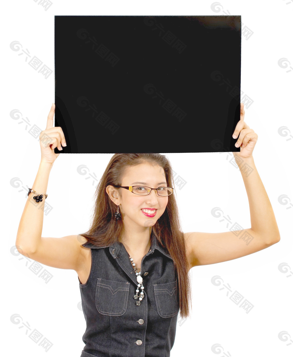微笑的女孩拿着一个黑色的空白板
