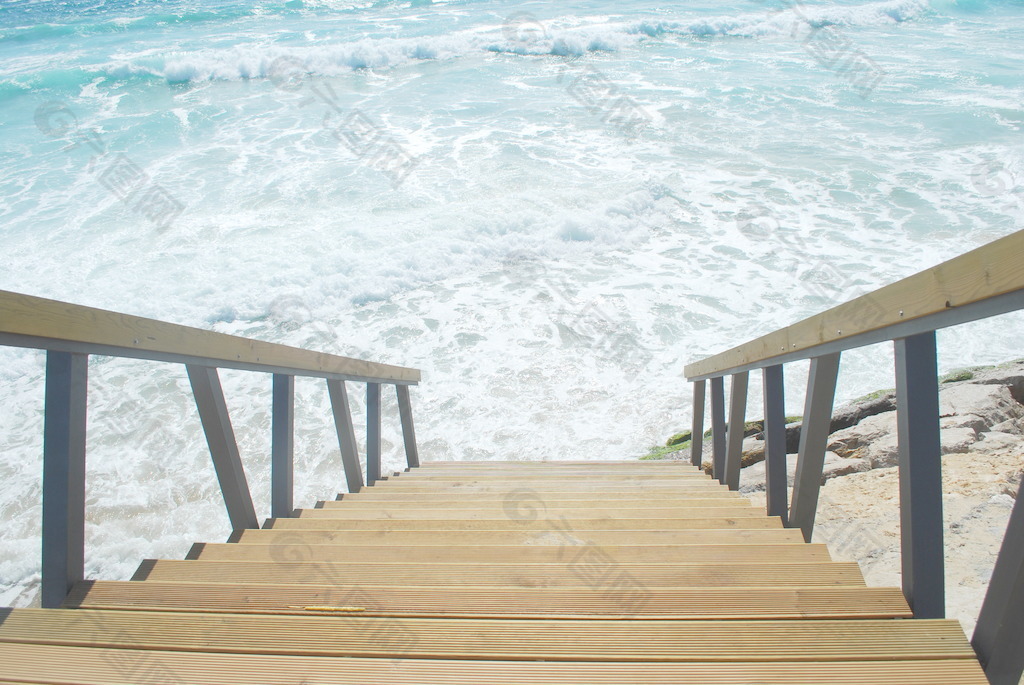 木楼梯或路径的明亮的海洋