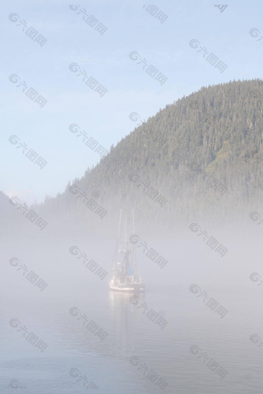 船在雾中