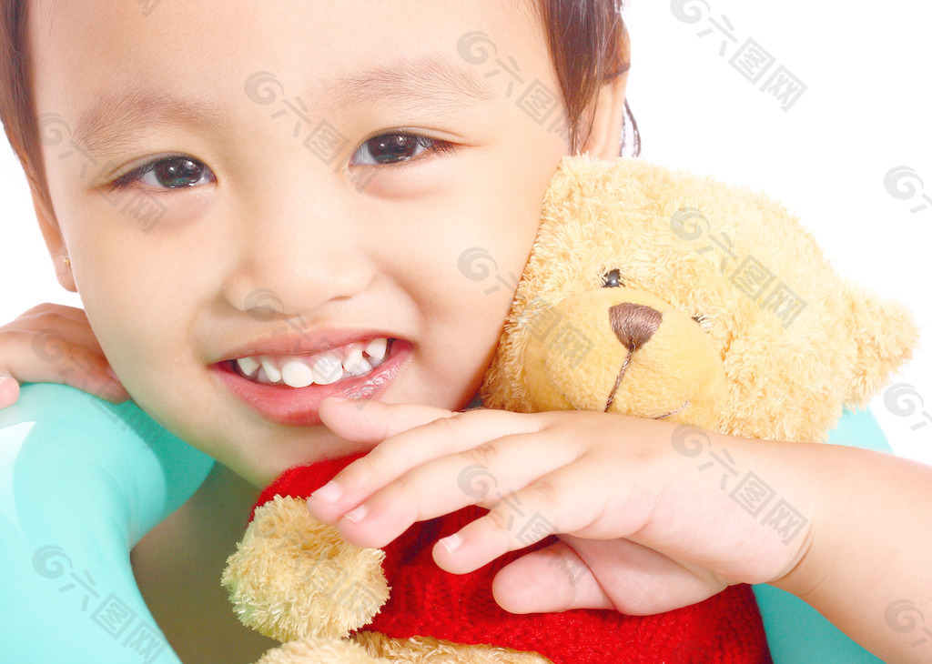 快乐的小女孩抱着泰迪熊