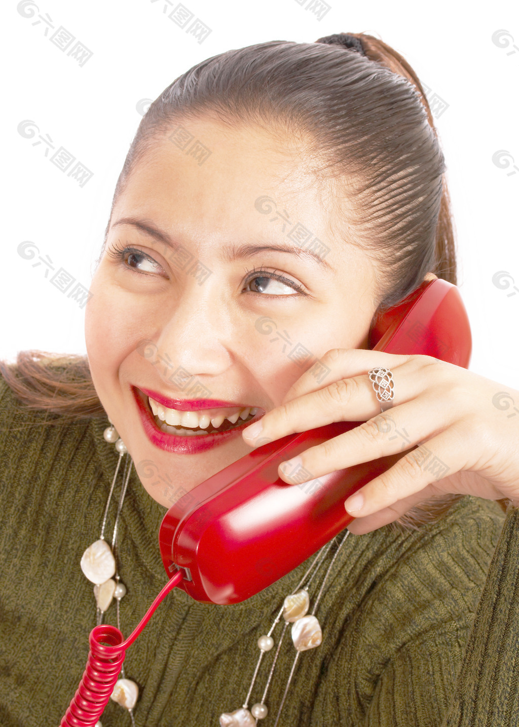 女人在电话上聊天