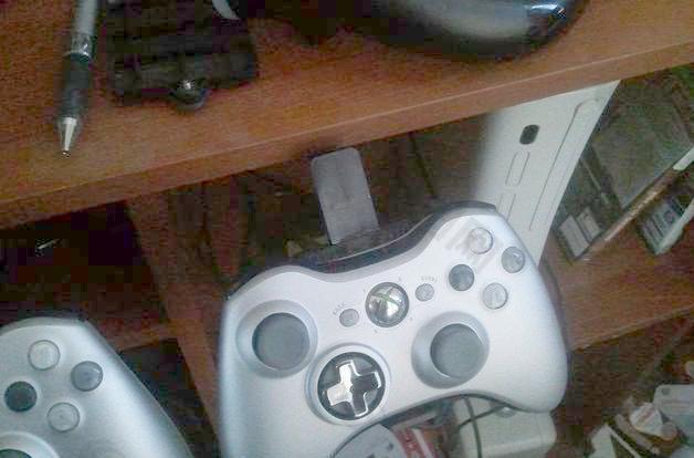 的Xbox 360控制器（和速度轮）桌上码头
