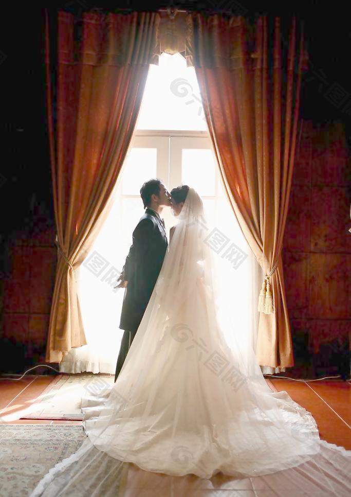 生活中的 演戏中的情侣 中国 伉俪 婚纱 结婚 结婚照 亲吻图片