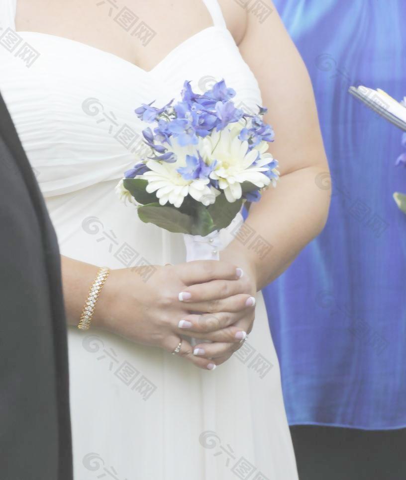 结婚宣誓中的新人 蓝白相间的束花图片