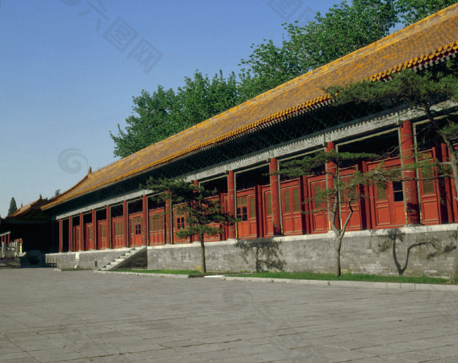 北京皇宫偏殿设计红黄建筑琉璃瓦风景