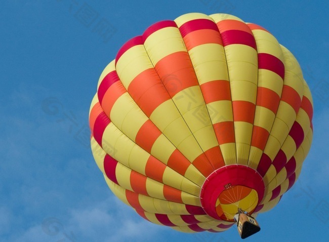 正在升空的彩色热气球