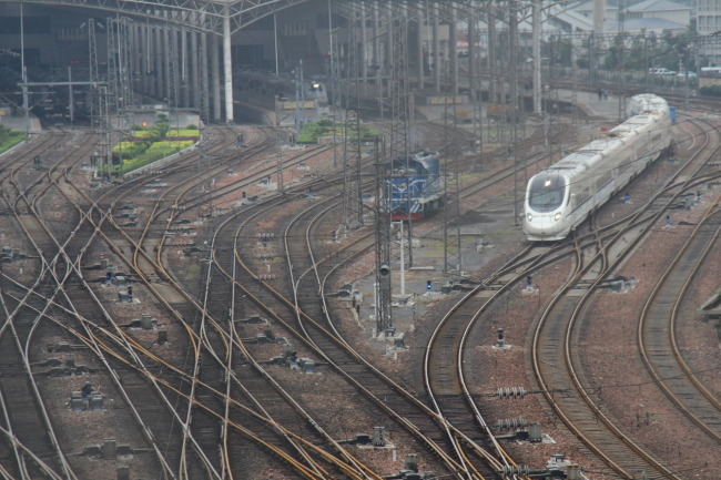 CRH-5出站，驶往西安方向