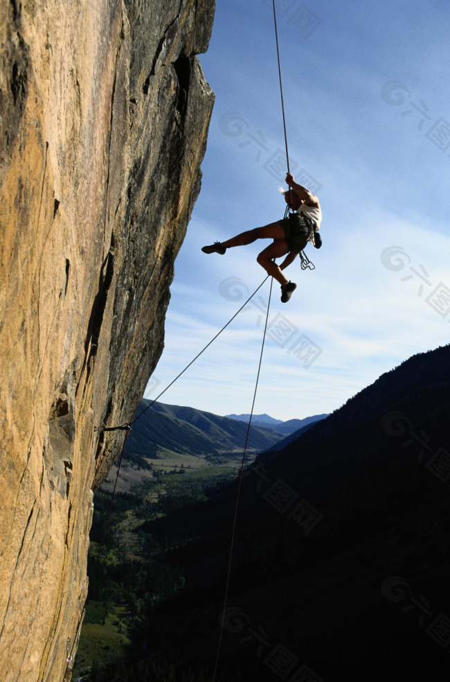 攀岩的男性