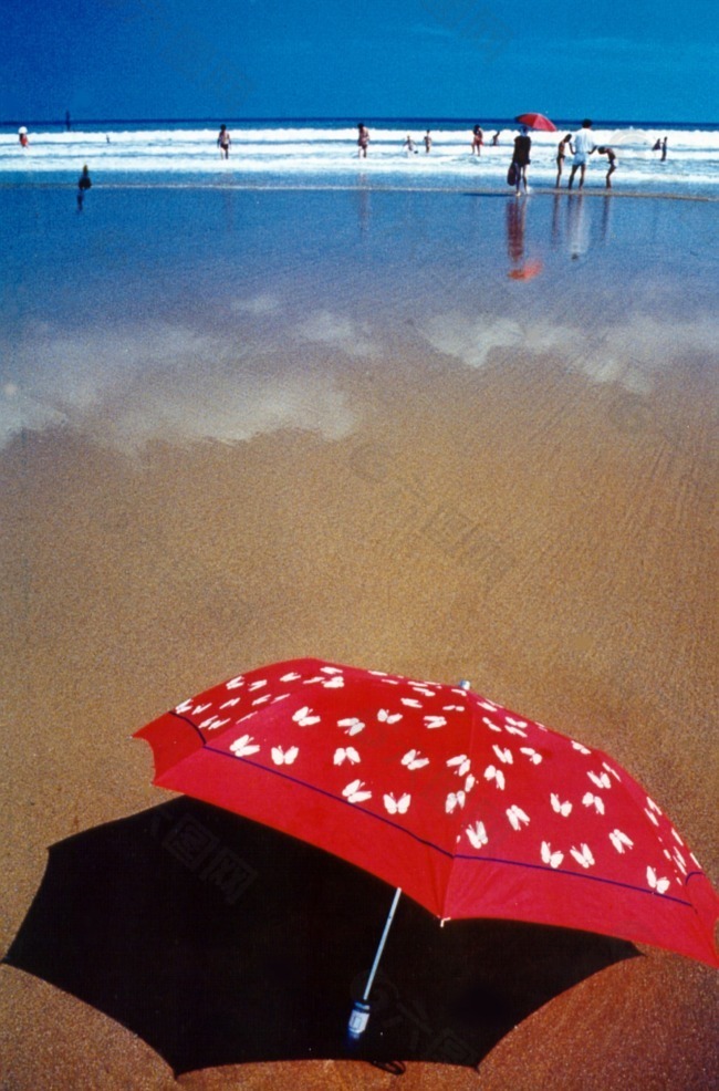 夏日海滩边的红伞