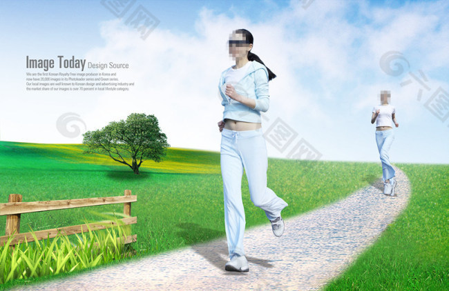 草地小路上跑步的女人